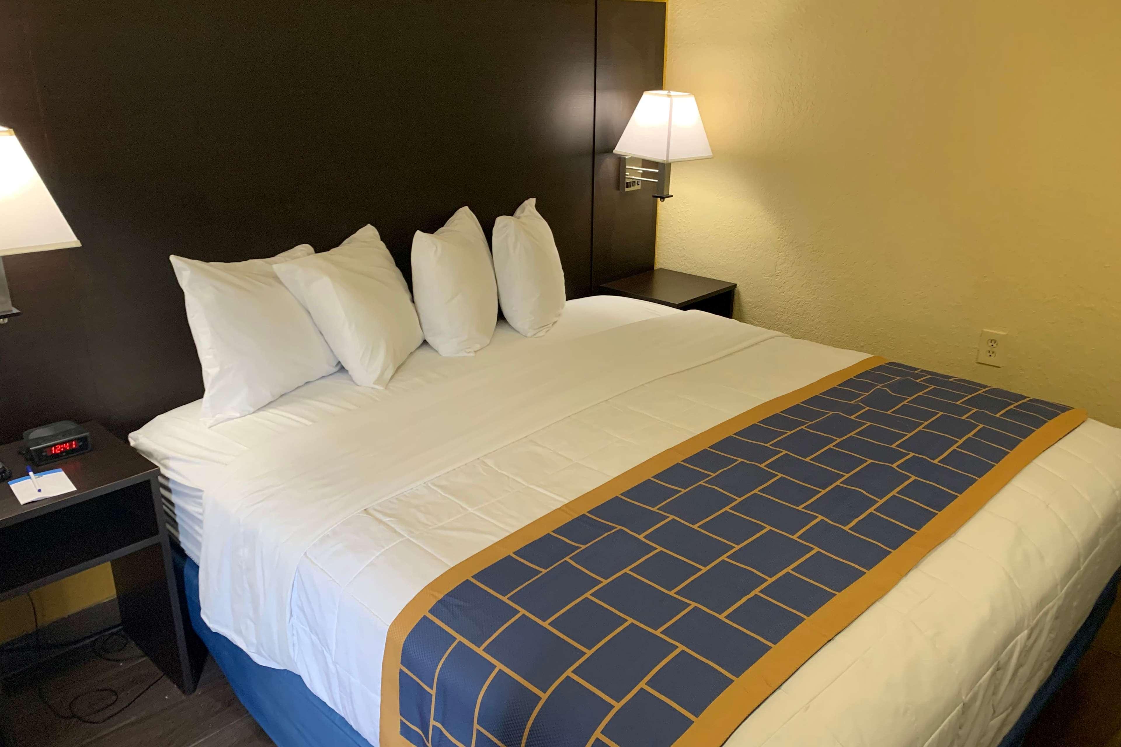 Days Inn & Suites By Wyndham Tampa/Raymond James Stadium Exterior foto