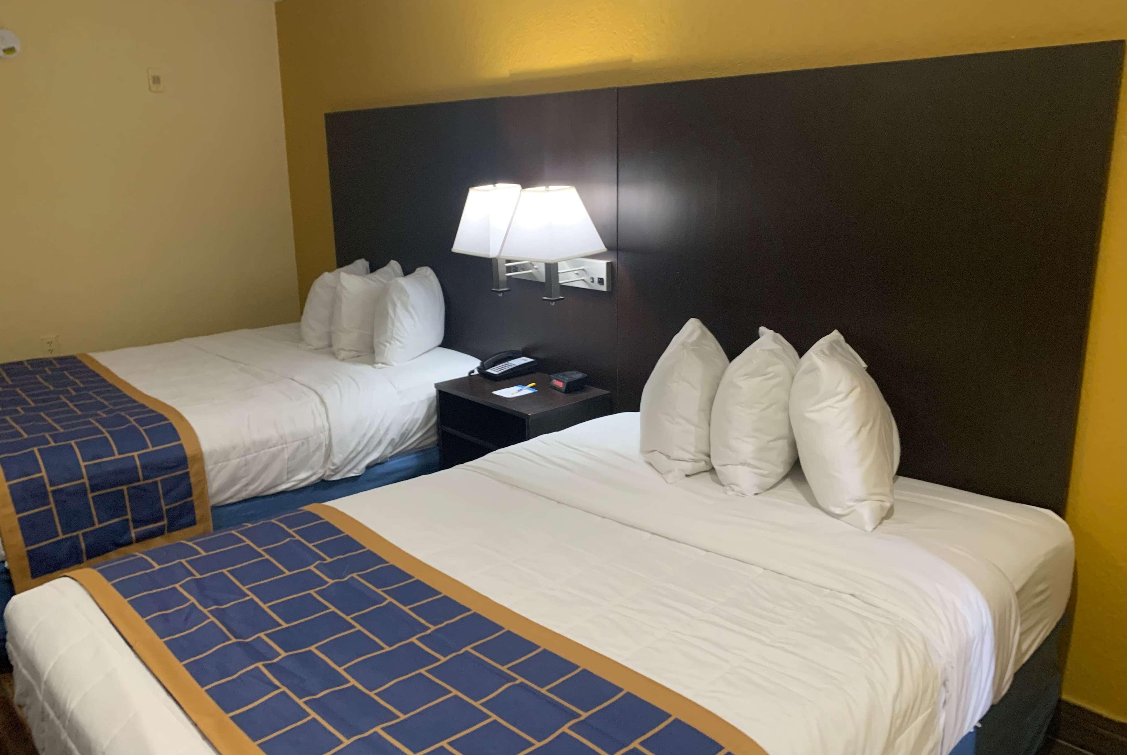 Days Inn & Suites By Wyndham Tampa/Raymond James Stadium Exterior foto