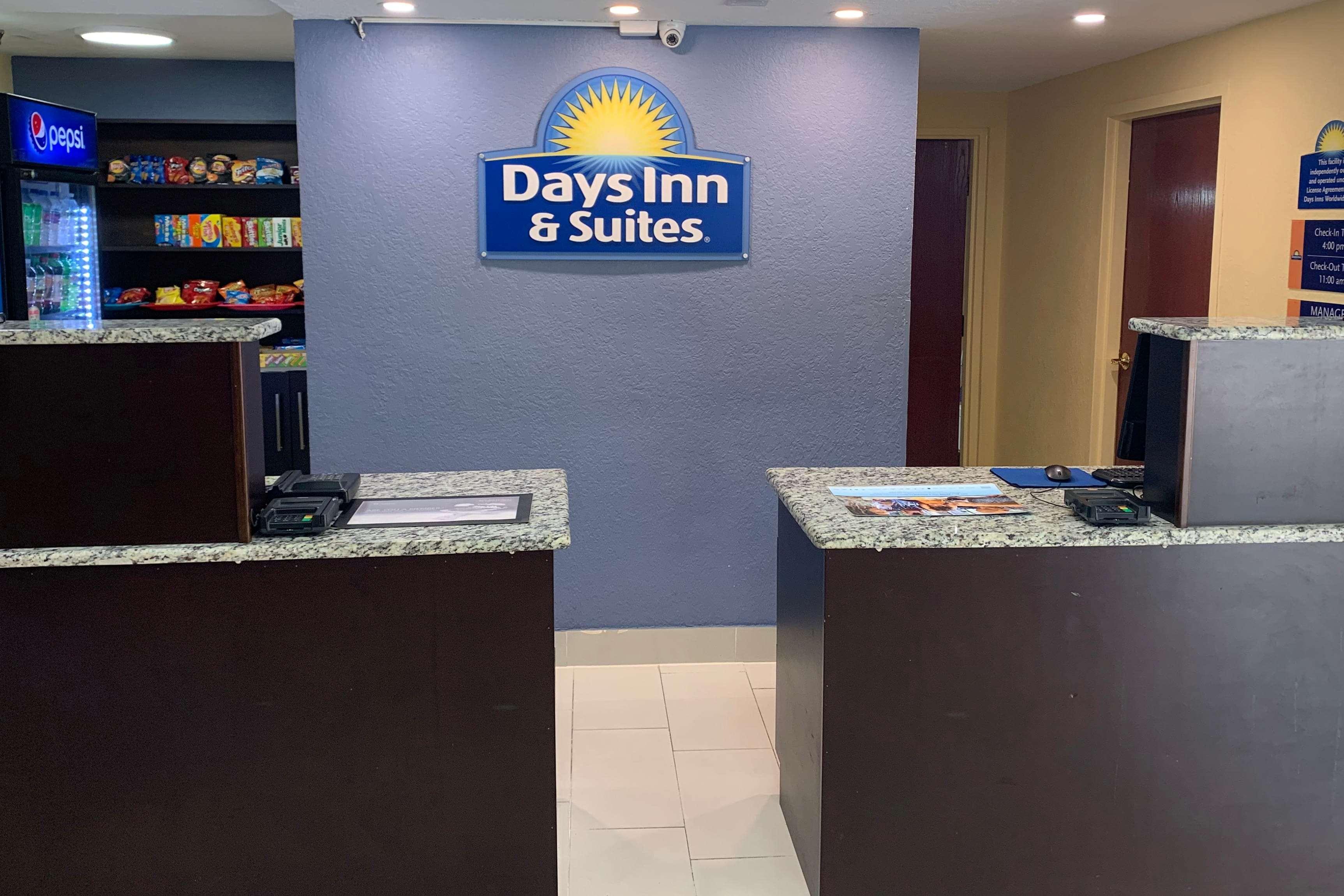 Days Inn & Suites By Wyndham Tampa/Raymond James Stadium Exterior foto