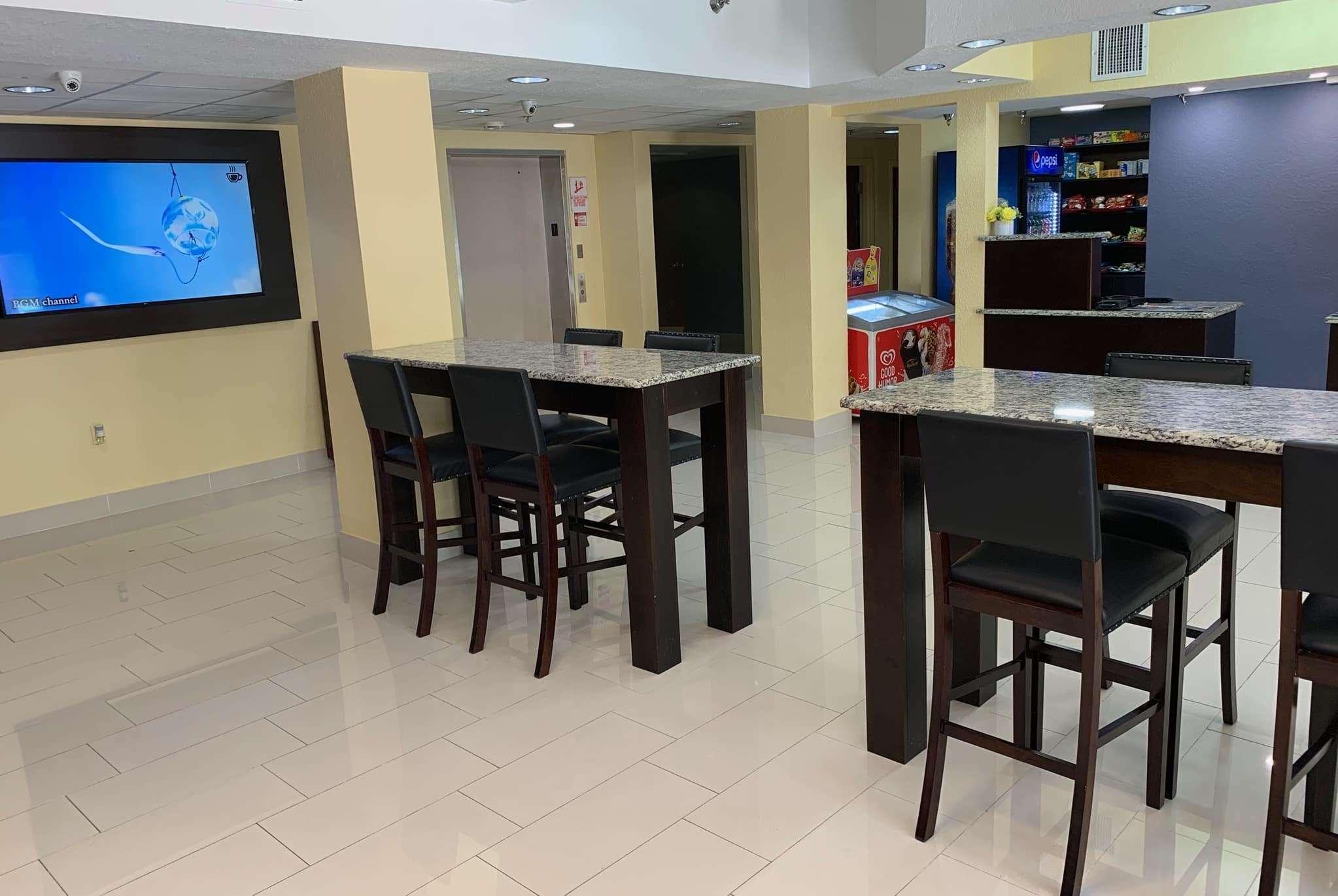 Days Inn & Suites By Wyndham Tampa/Raymond James Stadium Exterior foto
