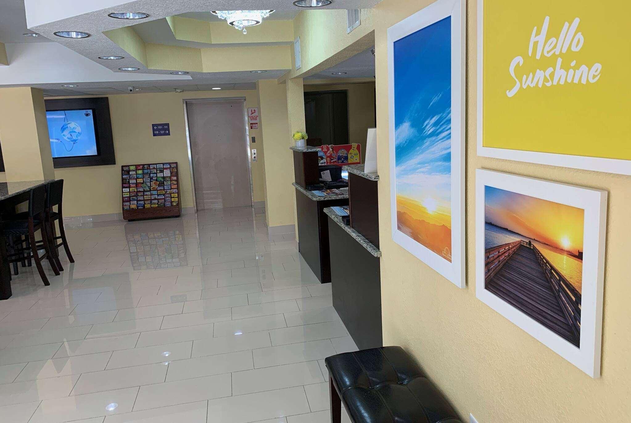Days Inn & Suites By Wyndham Tampa/Raymond James Stadium Exterior foto