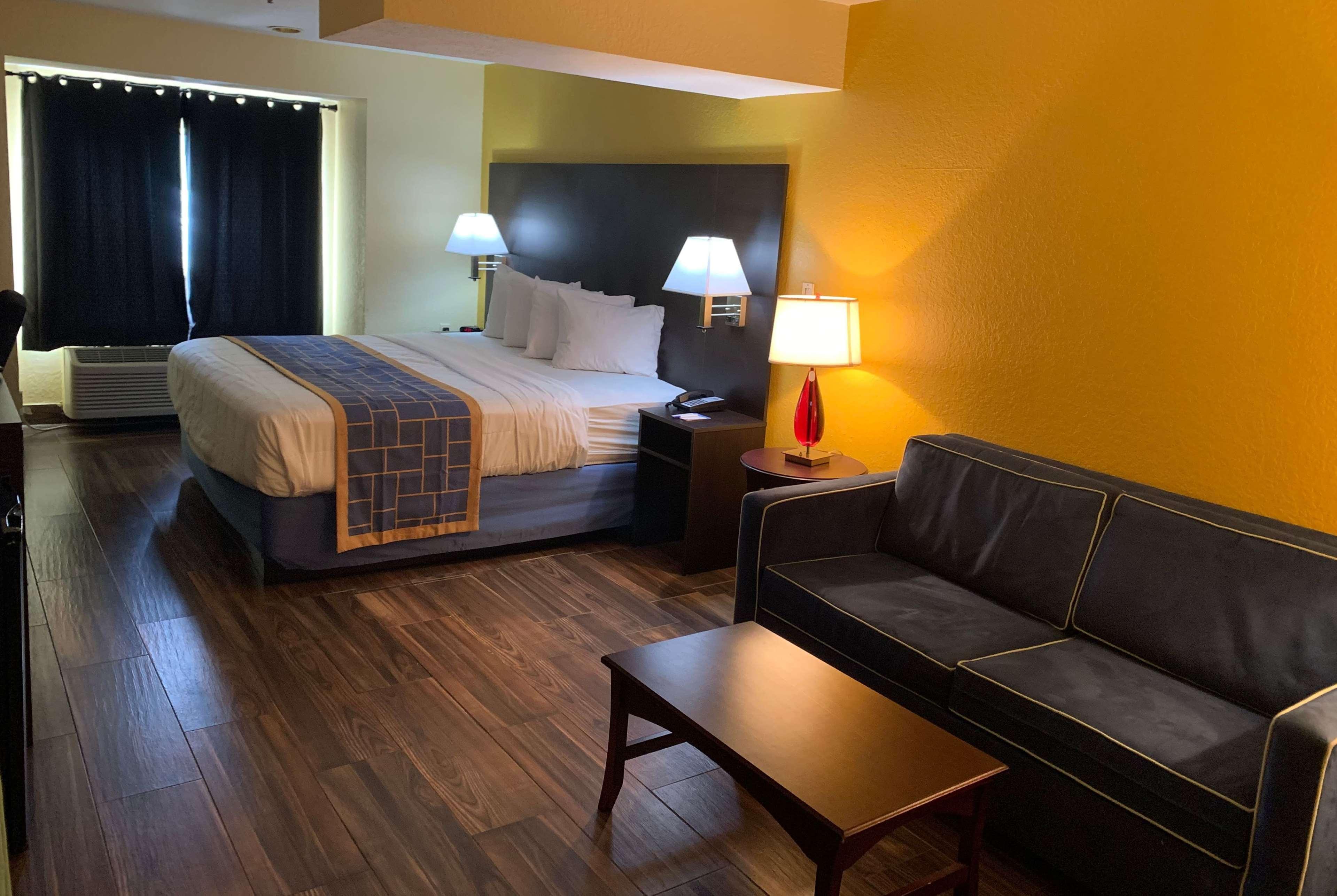 Days Inn & Suites By Wyndham Tampa/Raymond James Stadium Exterior foto
