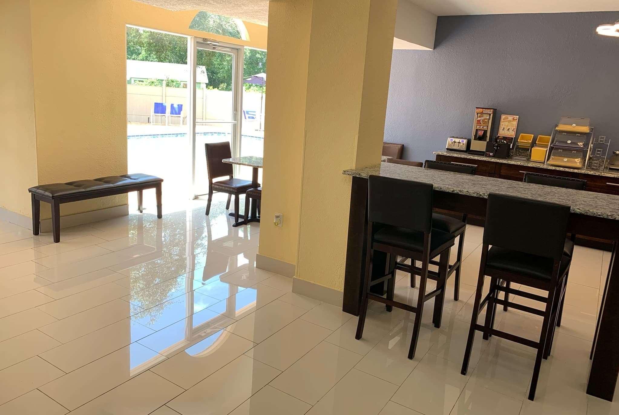 Days Inn & Suites By Wyndham Tampa/Raymond James Stadium Exterior foto