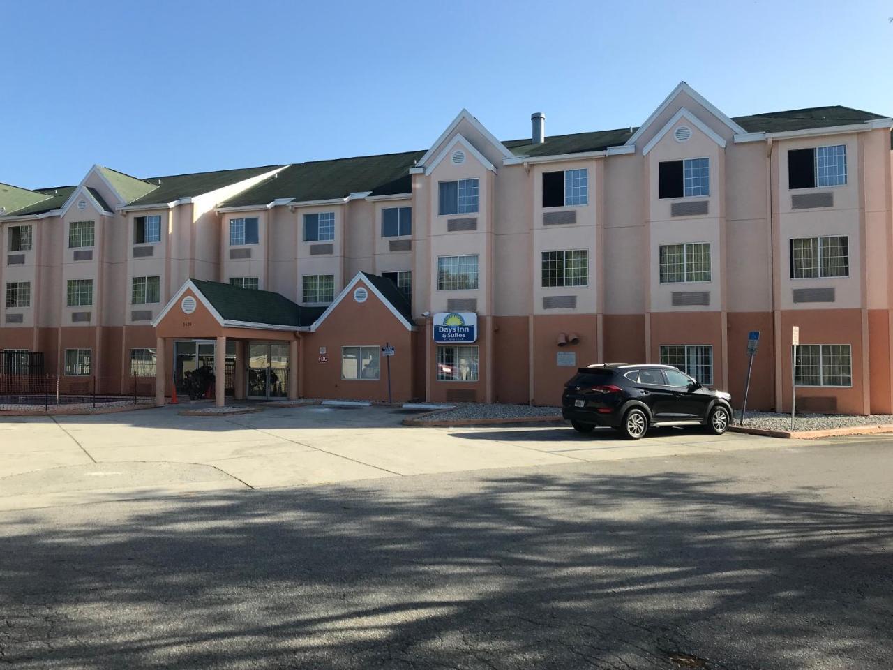 Days Inn & Suites By Wyndham Tampa/Raymond James Stadium Exterior foto