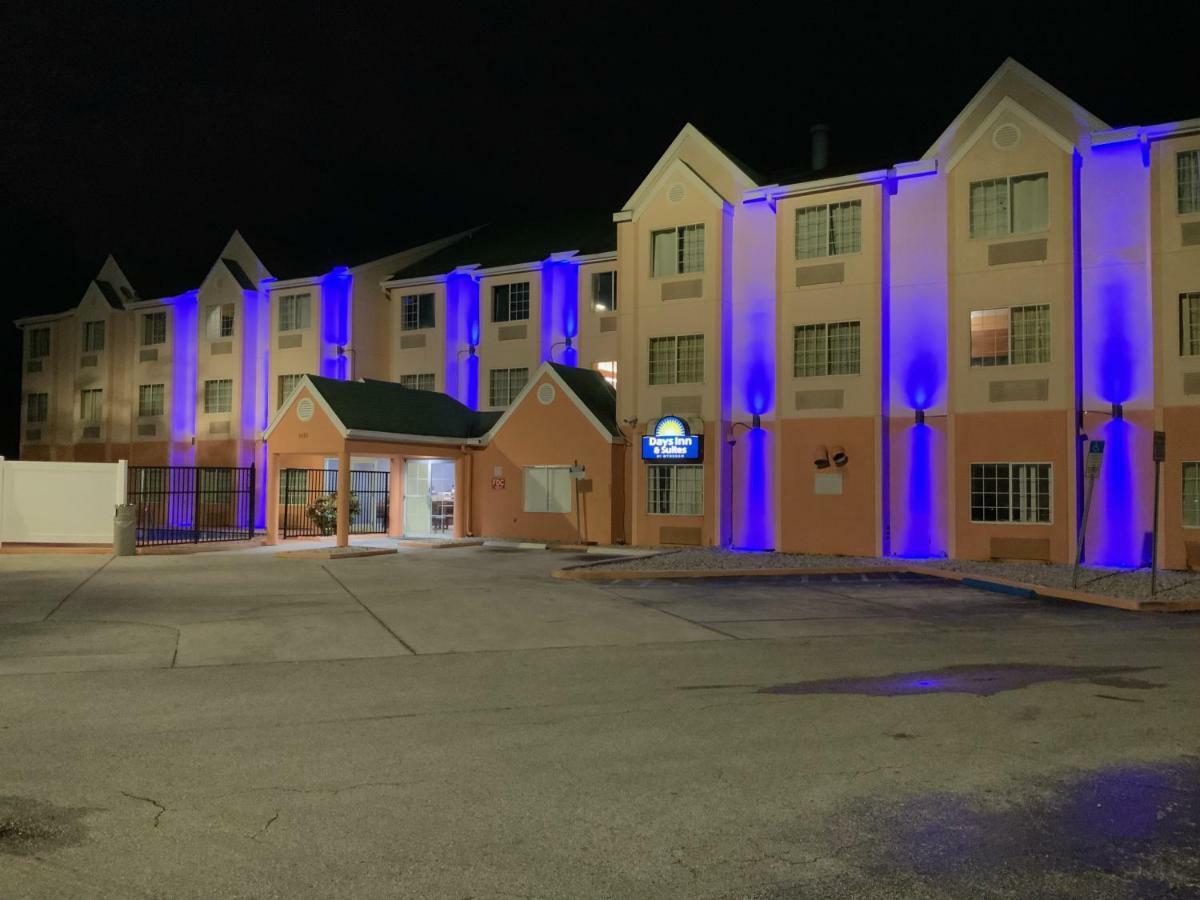 Days Inn & Suites By Wyndham Tampa/Raymond James Stadium Exterior foto