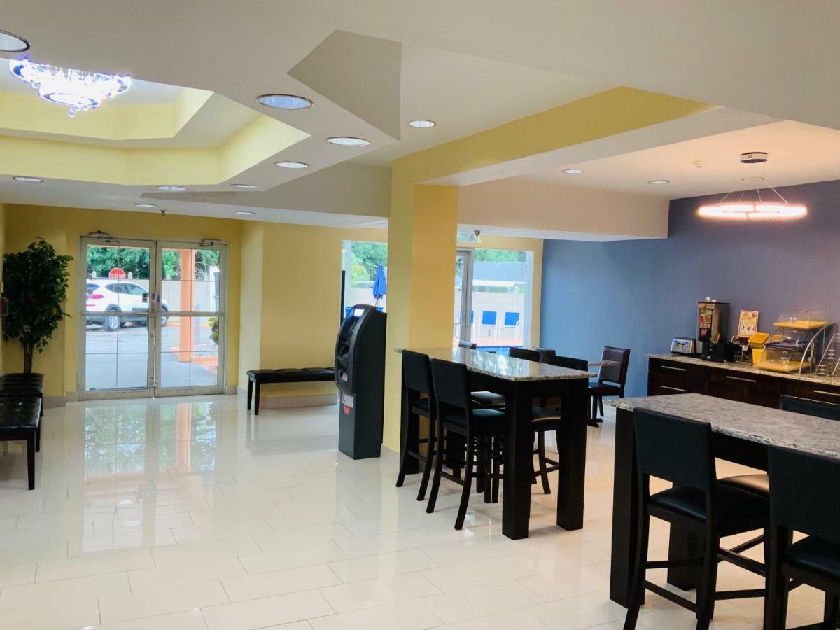 Days Inn & Suites By Wyndham Tampa/Raymond James Stadium Exterior foto