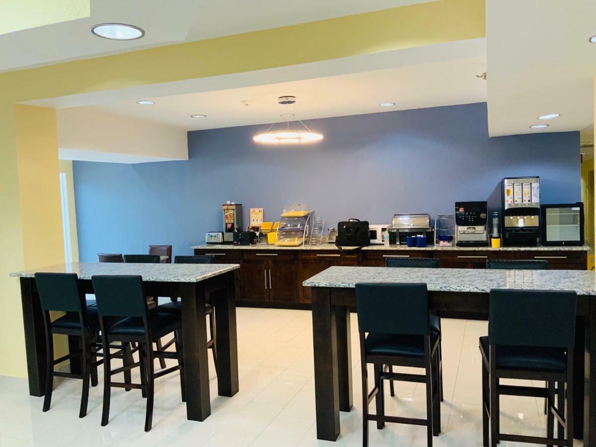 Days Inn & Suites By Wyndham Tampa/Raymond James Stadium Exterior foto