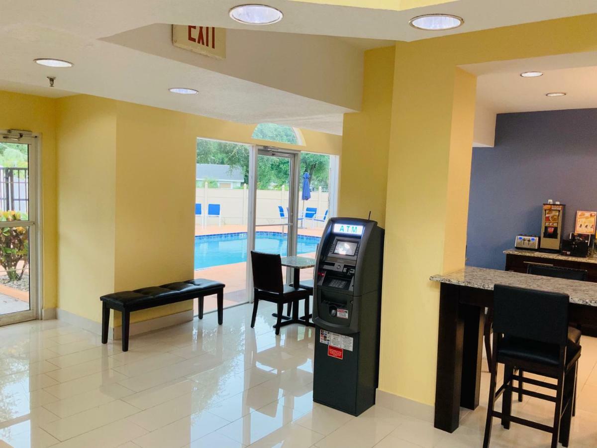 Days Inn & Suites By Wyndham Tampa/Raymond James Stadium Exterior foto