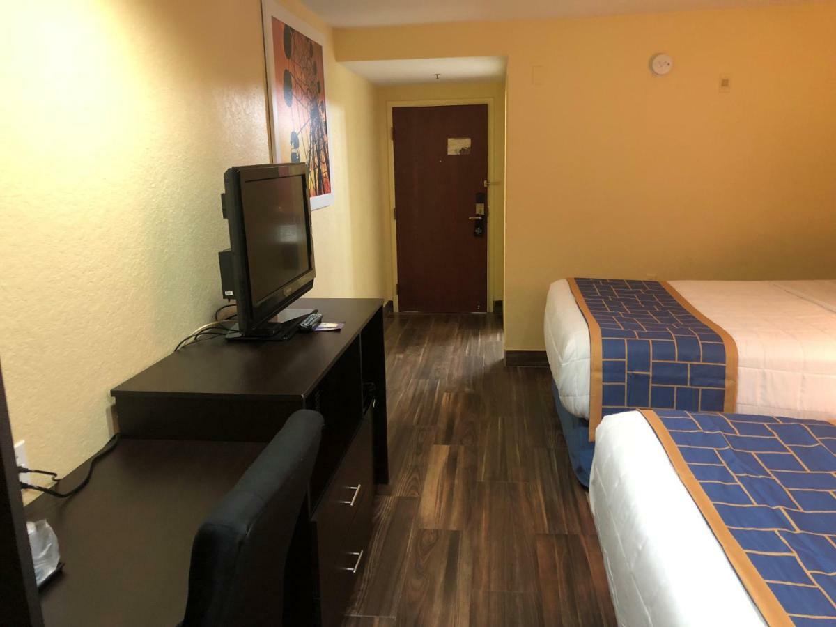 Days Inn & Suites By Wyndham Tampa/Raymond James Stadium Exterior foto
