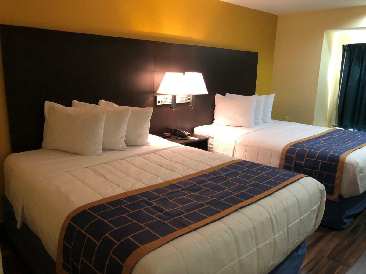 Days Inn & Suites By Wyndham Tampa/Raymond James Stadium Exterior foto
