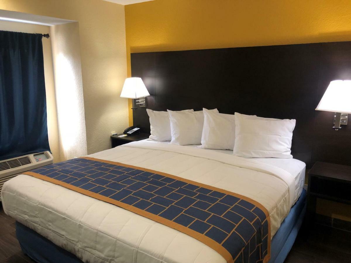Days Inn & Suites By Wyndham Tampa/Raymond James Stadium Exterior foto