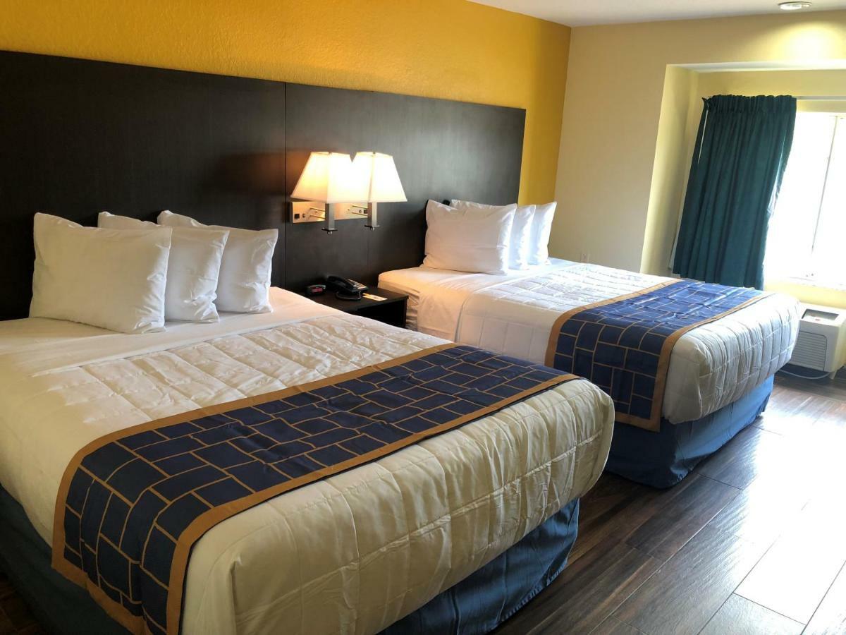 Days Inn & Suites By Wyndham Tampa/Raymond James Stadium Exterior foto
