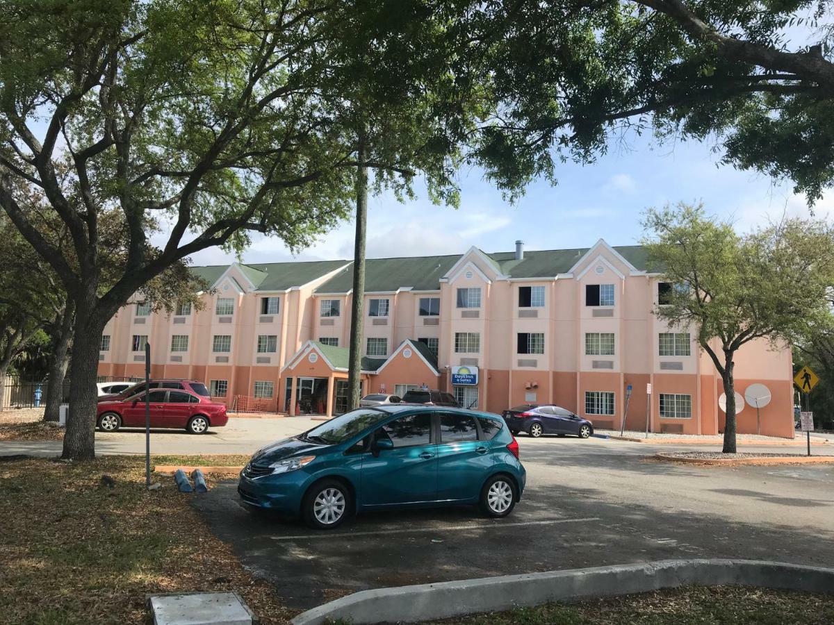 Days Inn & Suites By Wyndham Tampa/Raymond James Stadium Exterior foto